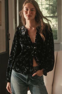 La Blusa con Cuello y Botones Keira de Pilcro: Edición de Terciopelo de Manga Larga