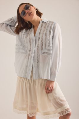 Haut boutonné à manches longues avec empiècement en dentelle By Anthropologie