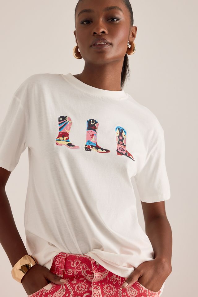 T-Shirt con Grafica Stivale da Cowboy Never Fully Dressed #3