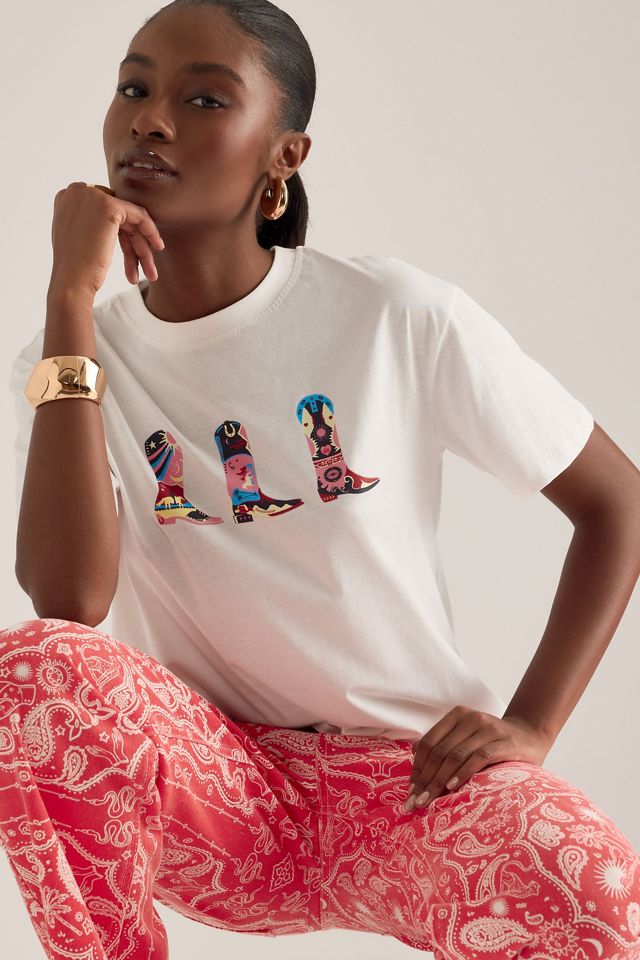 T-Shirt con Grafica Stivale da Cowboy Never Fully Dressed #4