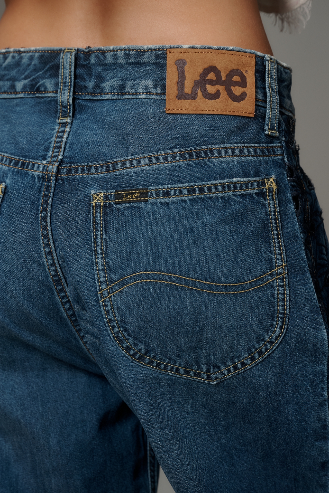Lee Rider Mid-Rise Barrel Jeans