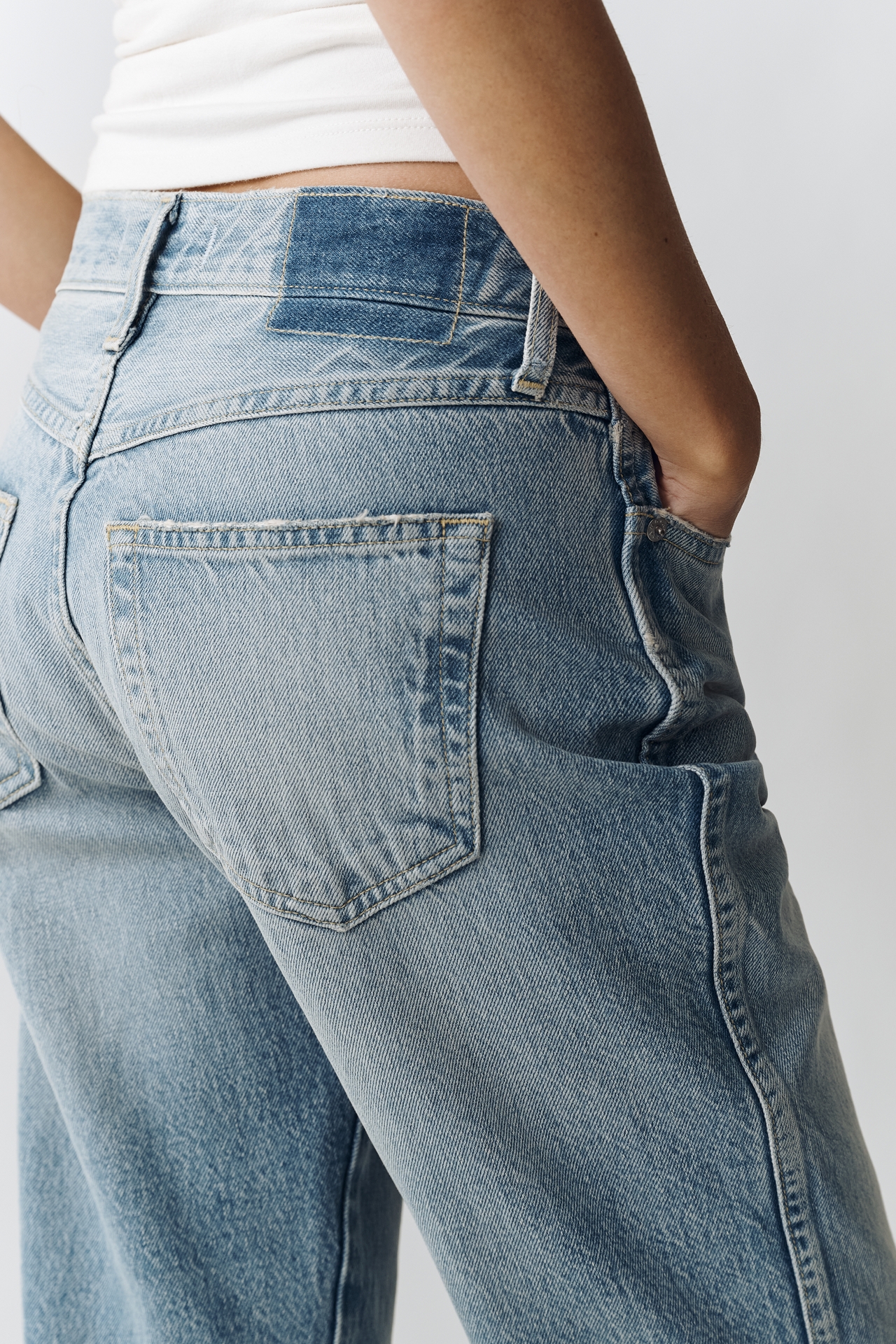 AMO 143 Mid-Rise Crop Straight Jeans