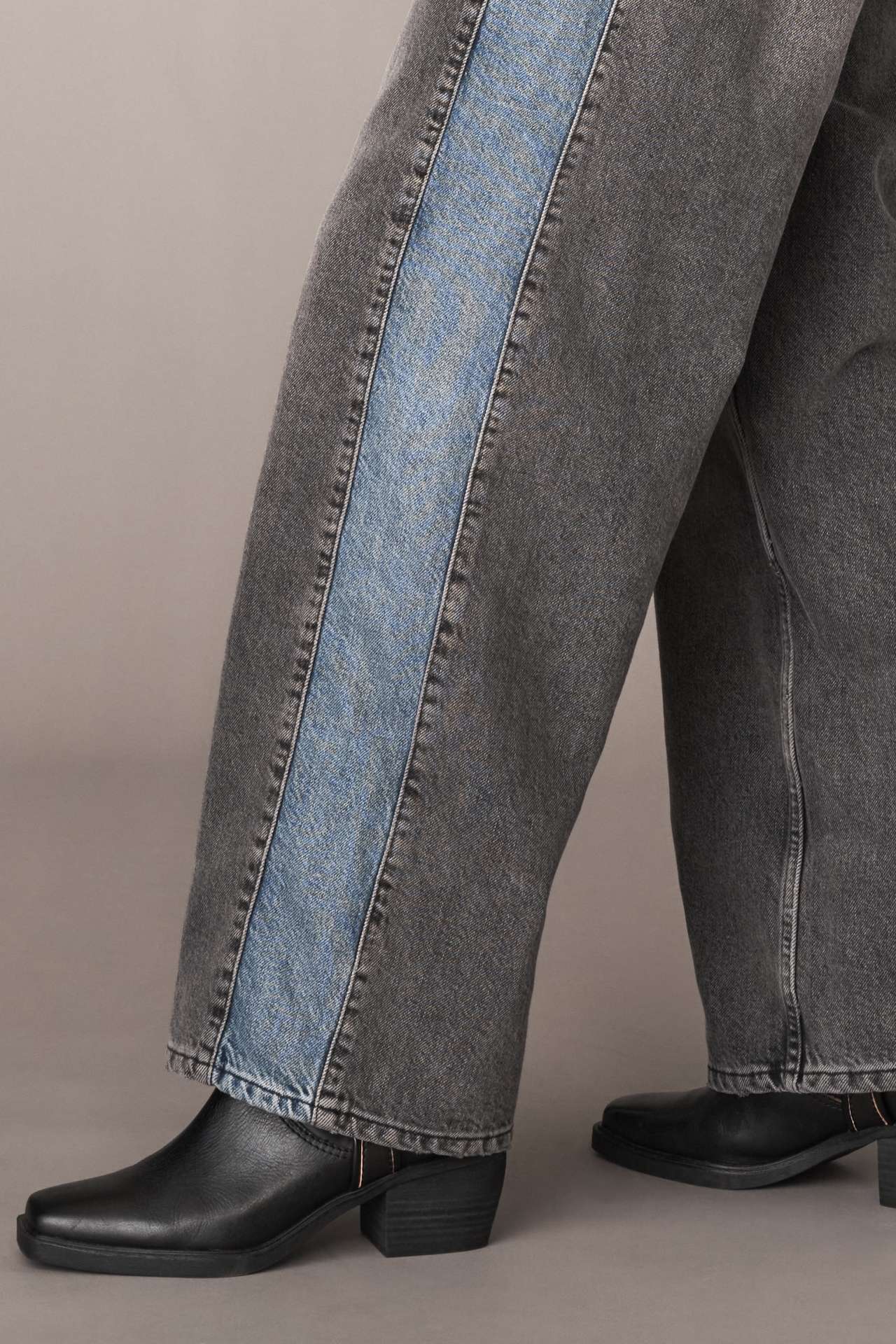 Good American Standard Low-Rise Baggy Jeans