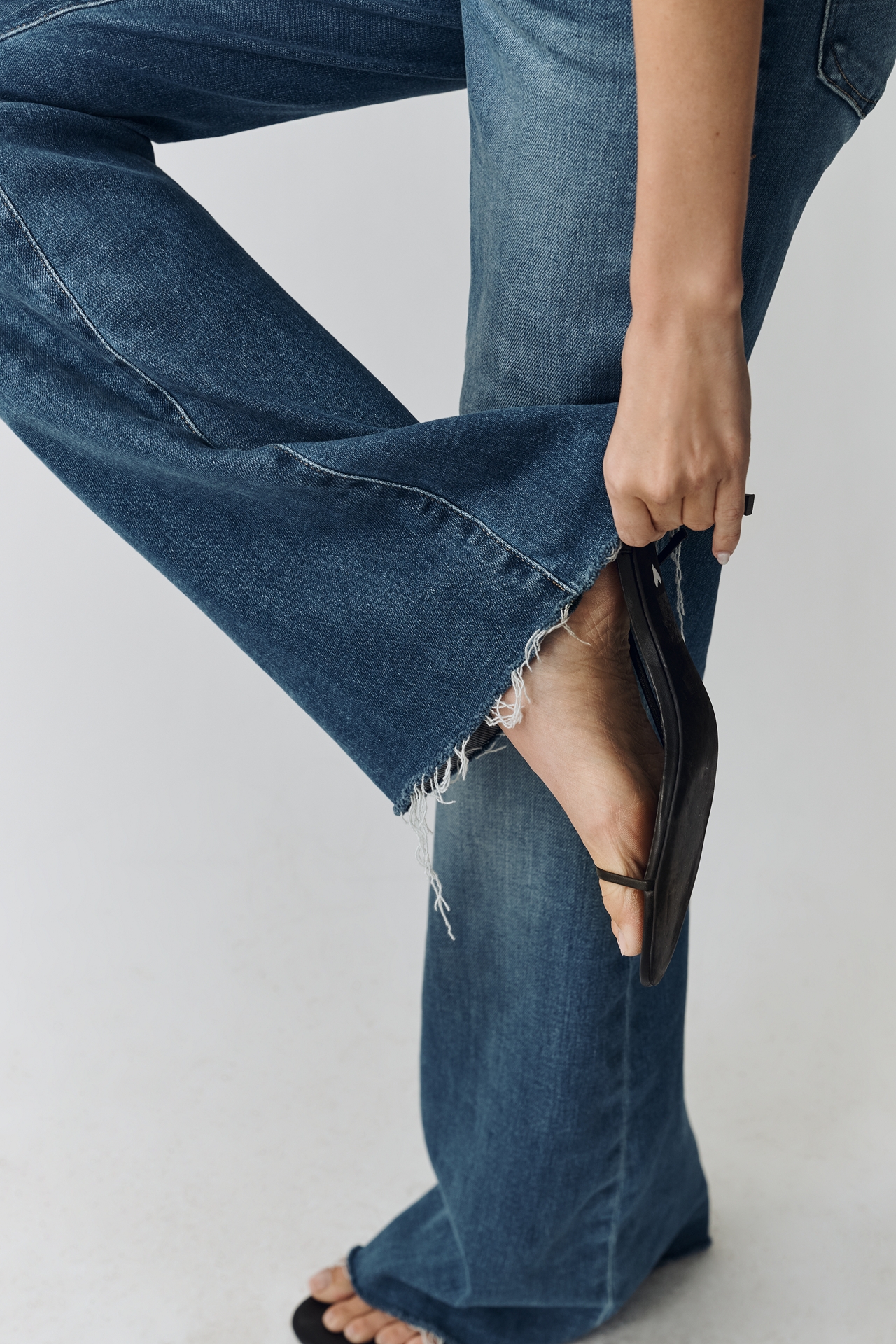 Good American Legs Mid-Rise Flare Jeans