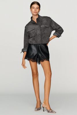 Shorts in ecopelle con bordo in pizzo By Anthropologie