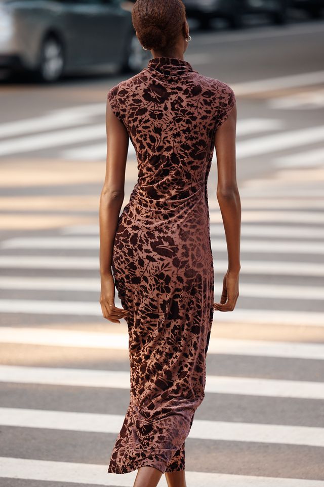 El Vestido Midi Maya Fruncido con Cuello Drapeado: Edición Terciopelo #1