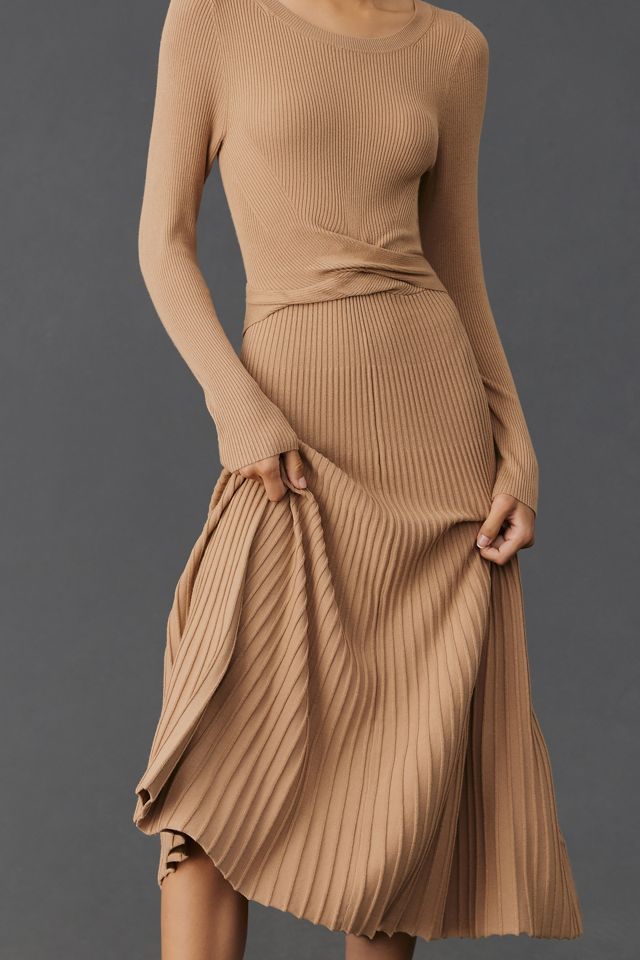 Abito Midi Aderente in Maglia a Maniche Lunghe con Vita Arricciata e Pieghe di By Anthropologie #1