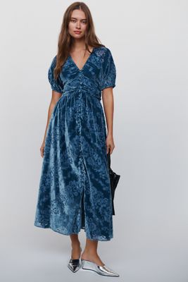 La robe Katerina en velours à boutons sur le devant