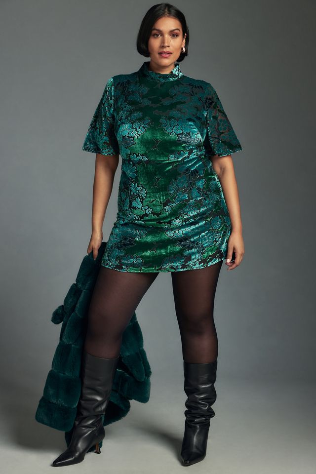 green emerald velvet dress 57944332_032_c_300x.jpg?v=1650061804 main image 1