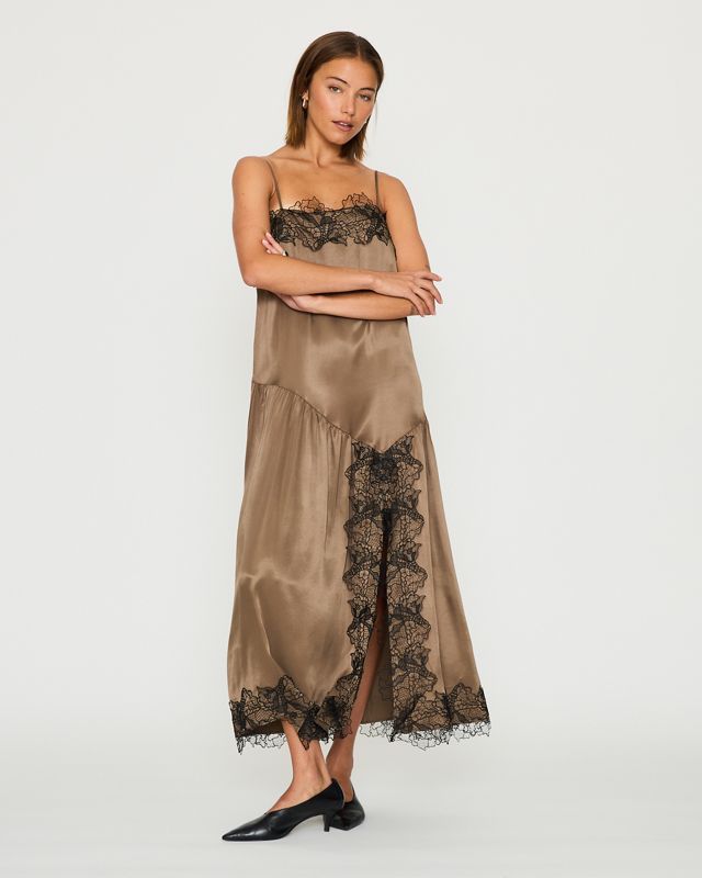 Robe combinaison mi-longue en satin avec bordure en dentelle Daffney By Anthropologie #1