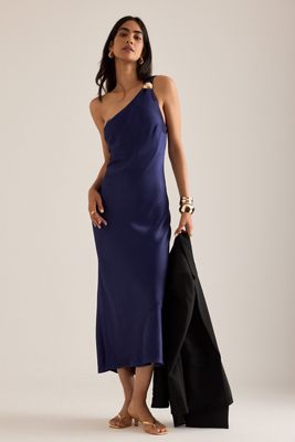 La Robe Nuisette Mi-Longue Lily à Une Épaule et Détails Métalliques en Satin