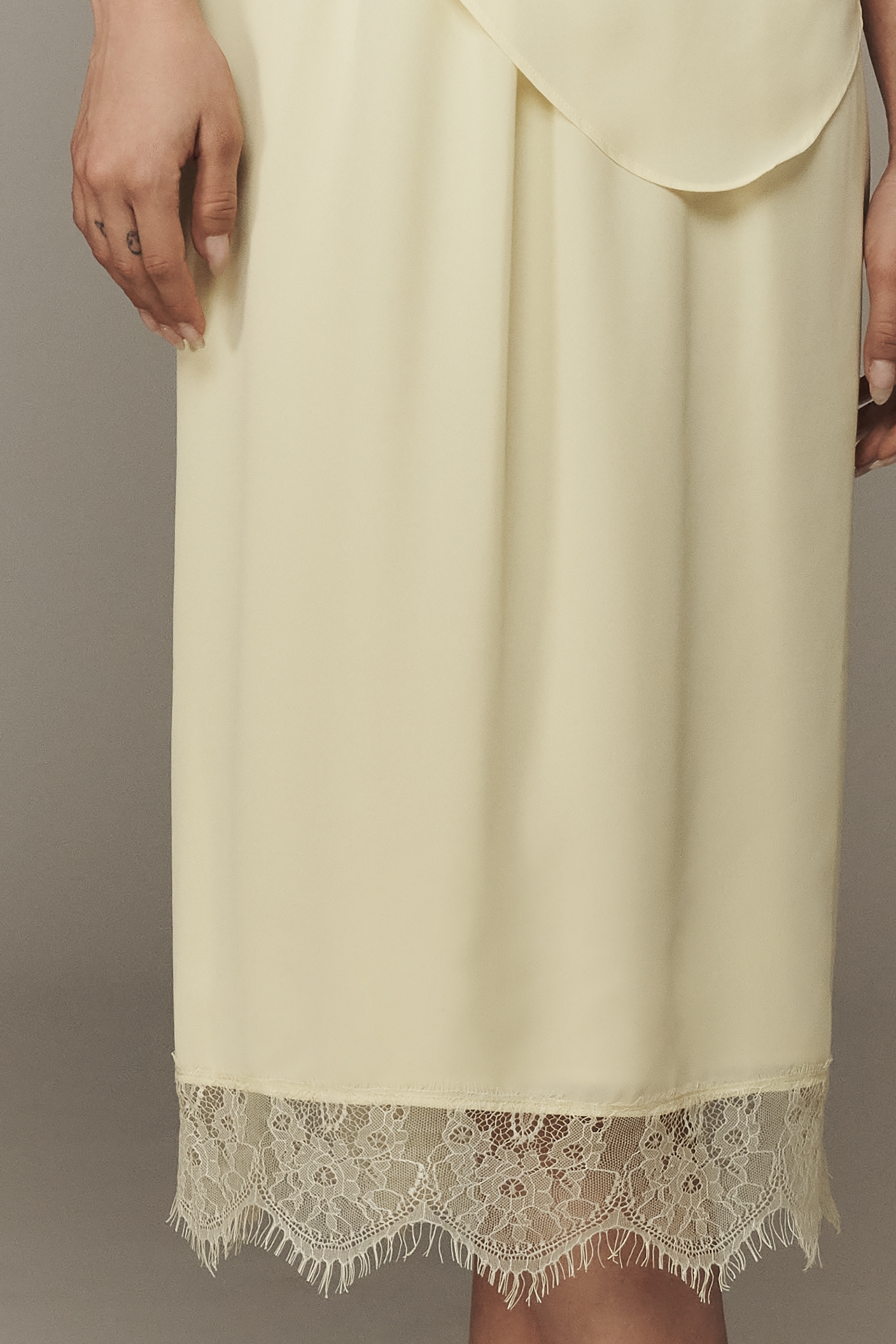 Exquise Sleeveless Layered Chiffon Midi Dress