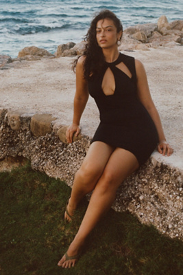 Robe Mini Ajustée Structurée à Découpes en taille: XS chez Anthropologie - Maeve - Modalova