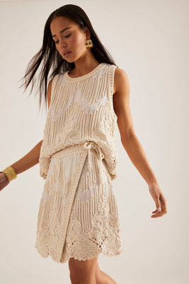 Mini Jupe Portefeuille en Maille Prima en Beige taille: XS chez Anthropologie - Celandine - Modalova