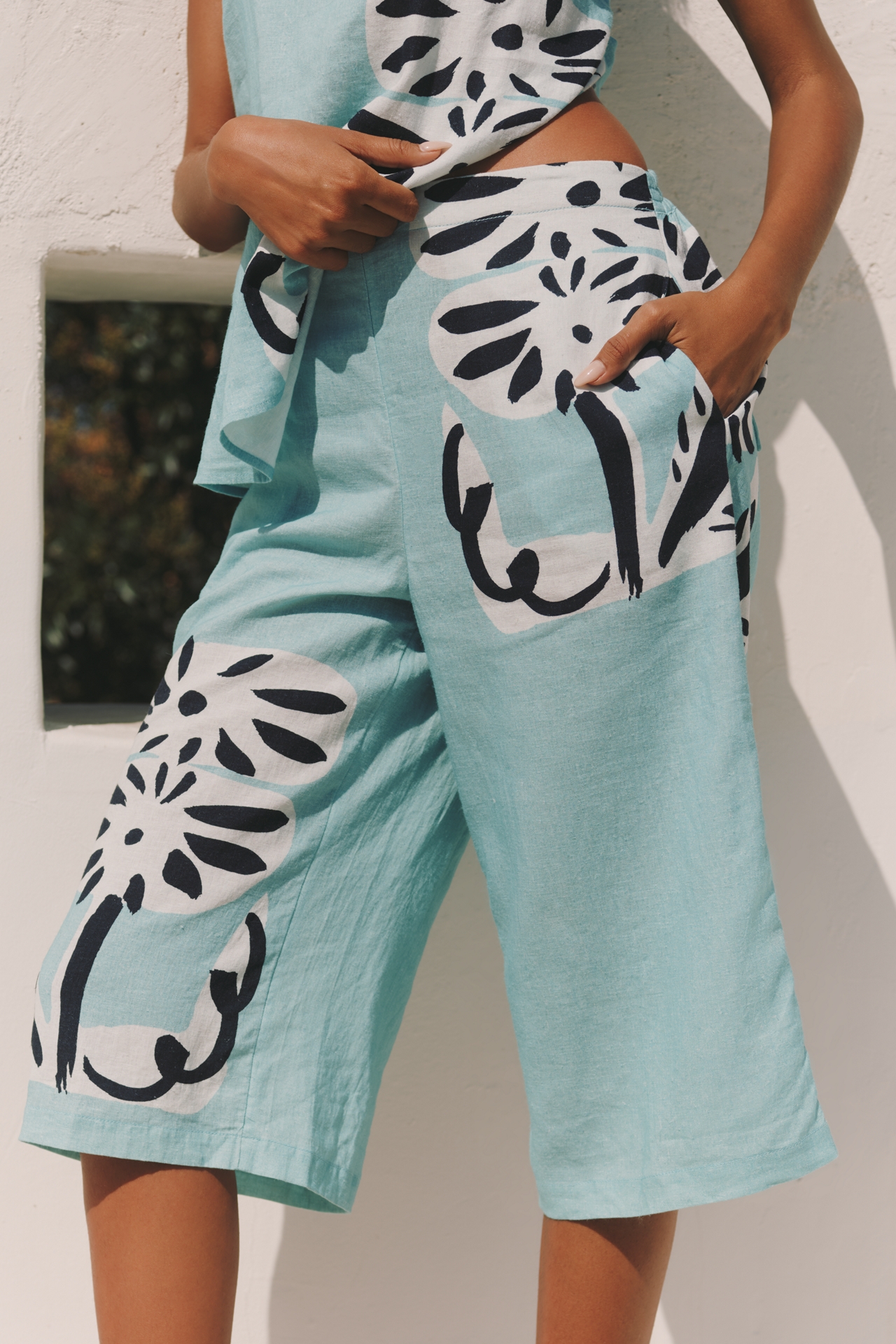 Suzanne Lustig x Celandine Linen Blend Capri Pants