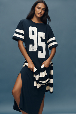 Robe midi t-shirt graphique en Blue taille: XS chez Anthropologie - Daily Practice - Modalova