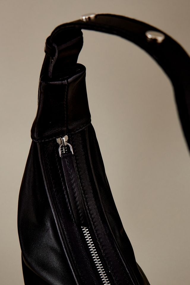 Halbmondförmige Schultertasche aus Leder mit Nieten #6