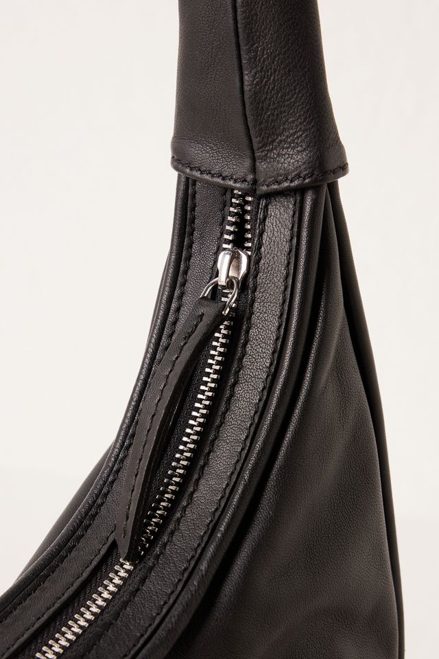 Halbmondförmige Schultertasche aus Leder mit Nieten #4