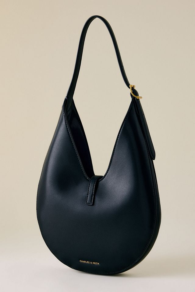 Bolso Hobo Cesia con Acento Metálico Charles & Keith #1