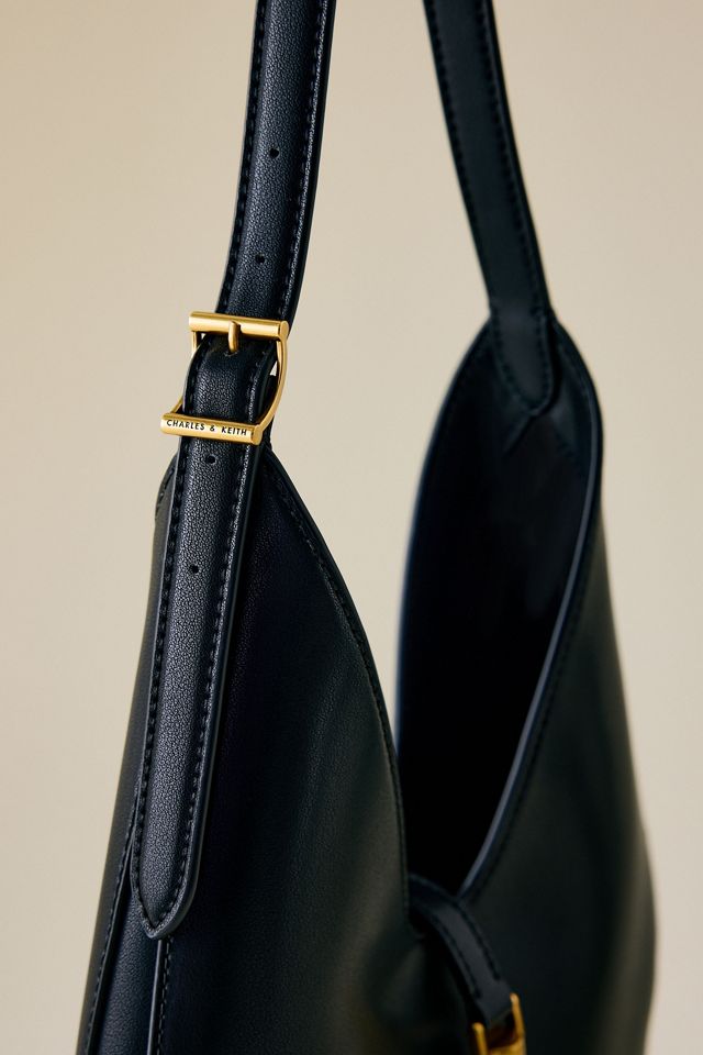 Bolso Hobo Cesia con Acento Metálico Charles & Keith #2