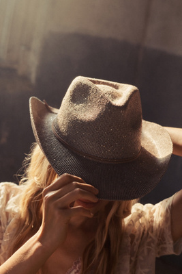 Chapeau de cowboy en paille scintillante en Beige chez - Anthropologie - Modalova