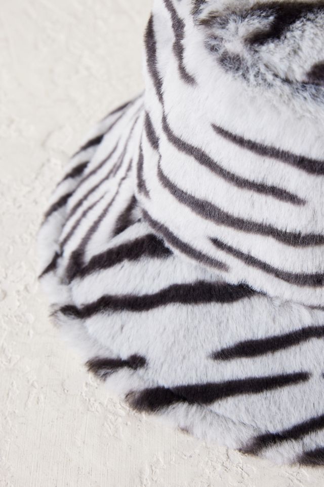 Zebra Faux Fur Bucket Hat | Anthropologie ES display picture 2
