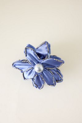Pince à cheveux fleur satin ornée