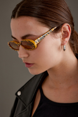 Lunettes de soleil Outta Love en chez Anthropologie - Le Specs - Modalova