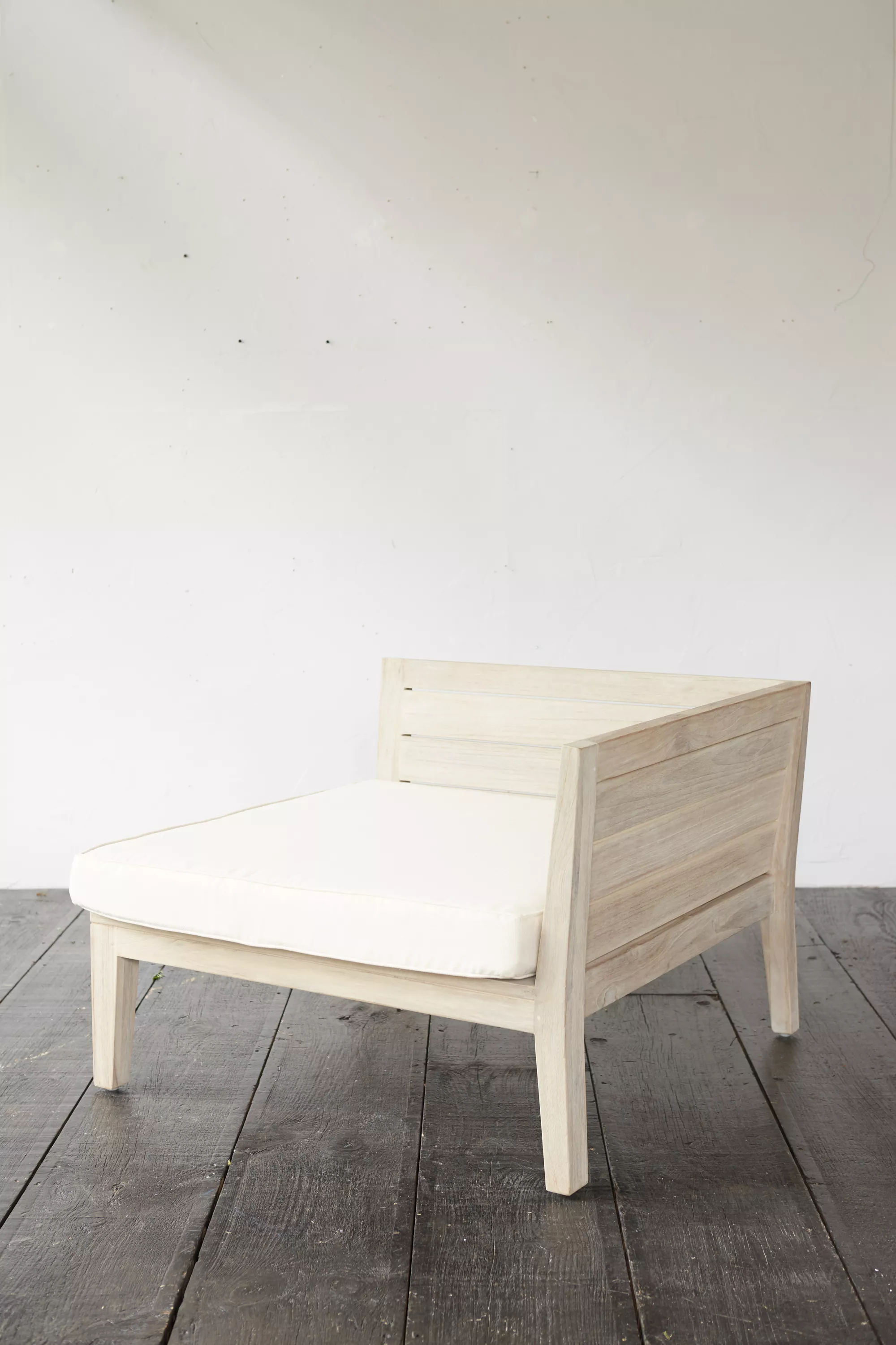 Vista slatted teak corner chair with white cushion and armrests