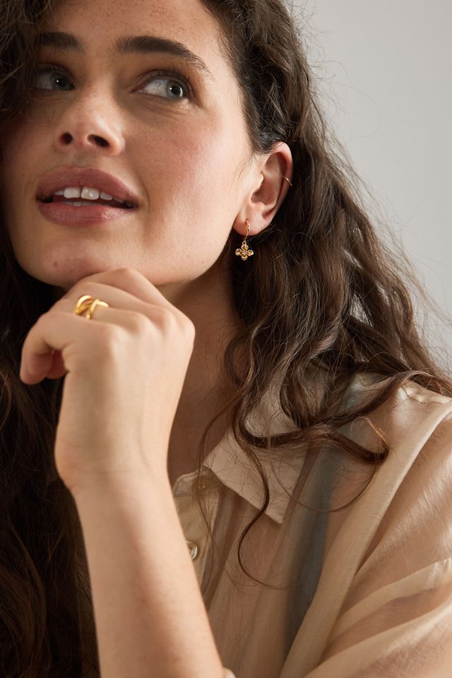 Goldplattierte Gänseblümchen-Huggie-Creolen #2