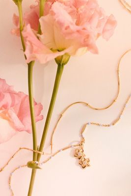 Collier superposé à fleur de naissance plaqué or