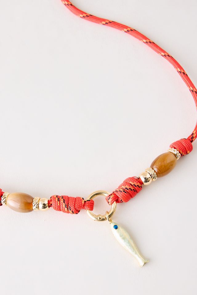 Collier pendentif poisson en corde perlée #1