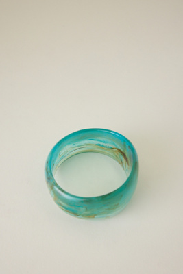 Bracelet jonc en résine épaisse par en Green - By Anthropologie - Modalova