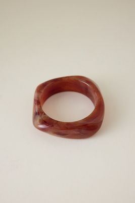 Bracelet jonc en résine angulaire par en - By Anthropologie - Modalova