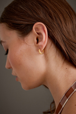 Boucles d'oreilles créoles Electric Goddess plaquées or en chez Anthropologie - Rachel Jackson - Modalova