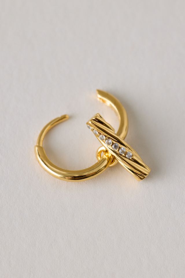 Pendientes de Aro Huggie con Barra en T Retorcida Bañados en Oro Rachel Jackson #1