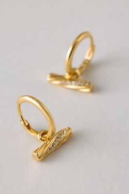 Pendientes de Aro Huggie con Barra en T Retorcida Bañados en Oro Rachel Jackson