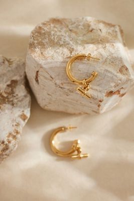 Orecchini a Cerchio con Barra a T Placcati Oro di Tilly Sveaas
