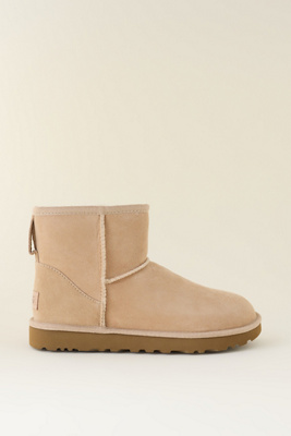 Bottes Classic Mini II en taille: 36 chez Anthropologie - UGG - Modalova