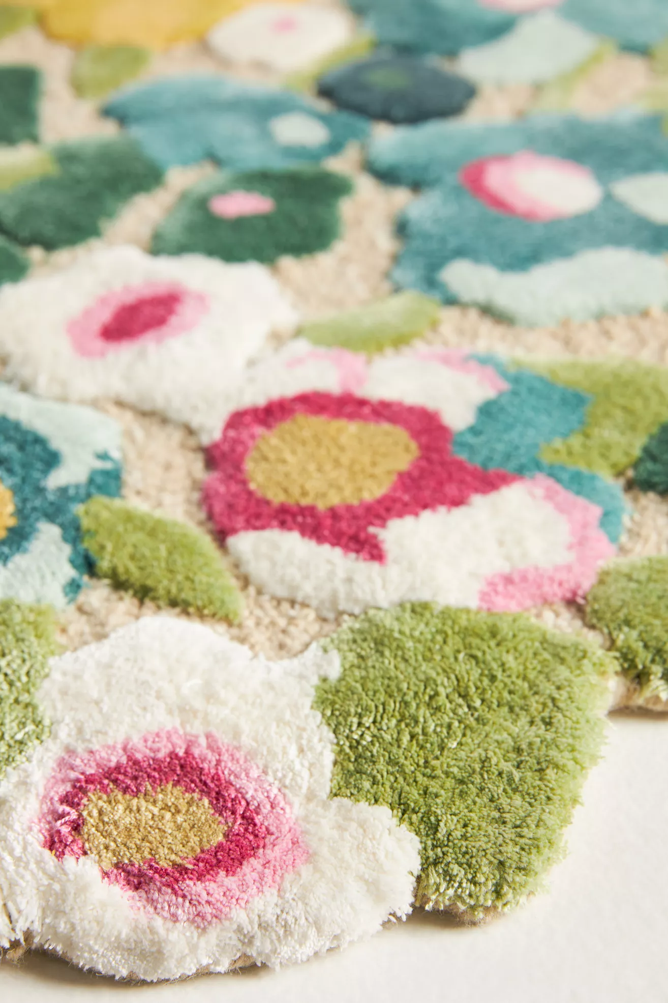 Cassia Hand Tufted Wool Blend Floral Rug - thumbnail 3