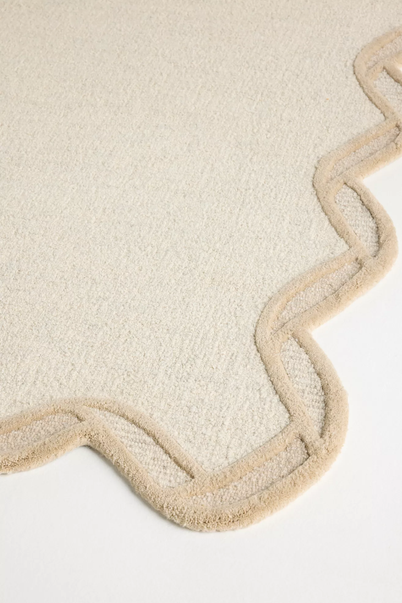 Hand Tufted 100% Wool Scalloped Border Rug - thumbnail 3