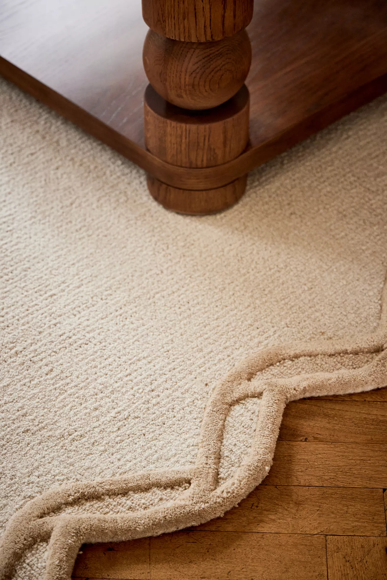 Hand Tufted 100% Wool Scalloped Border Rug - thumbnail 5