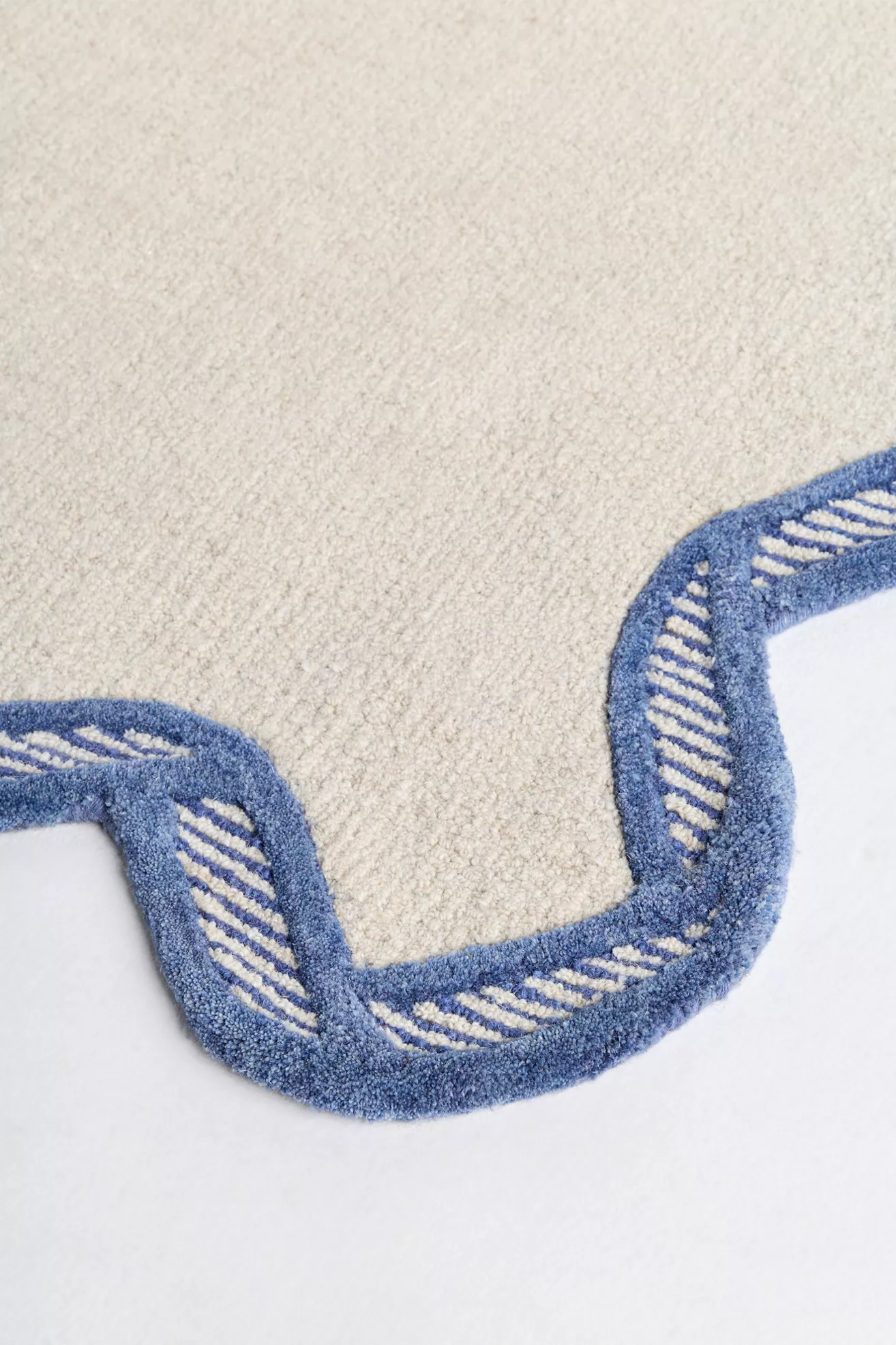 Hand Tufted 100% Wool Scalloped Border Rug - thumbnail 10