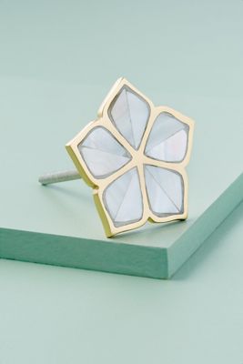 Bouton en nacre à motif floral