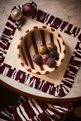 Ciotola da portata Damson Madder a righe e pois dipinti a mano