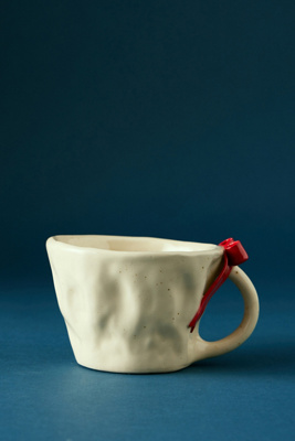 Tasse avec Naud en Red chez Anthropologie - Naetive Studio - Modalova
