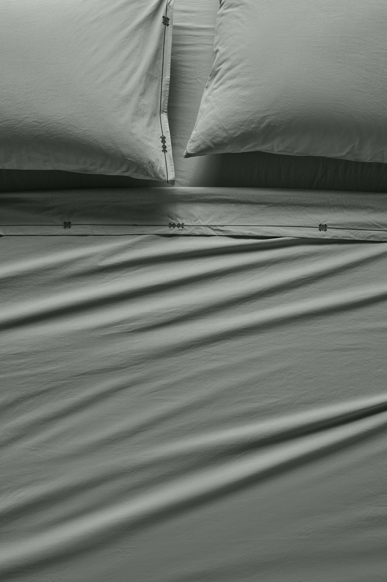 Taylor Organic Cotton Percale Embroidered Sheet Set​ - Chinois, Standard, Queen Fitted Sheet