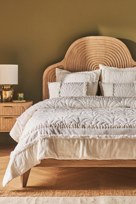 Gillian Plush Gauze Quilted Bedspread en White chez - Anthropologie - Modalova