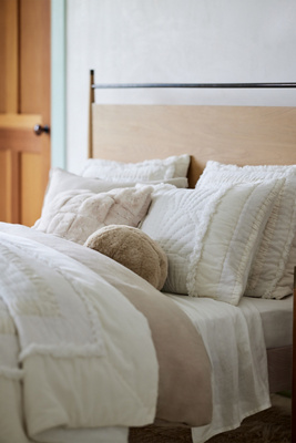 Gillian Plush Gauze Pillowcases, Set of 2 en White taille: Std sham chez - Anthropologie - Modalova