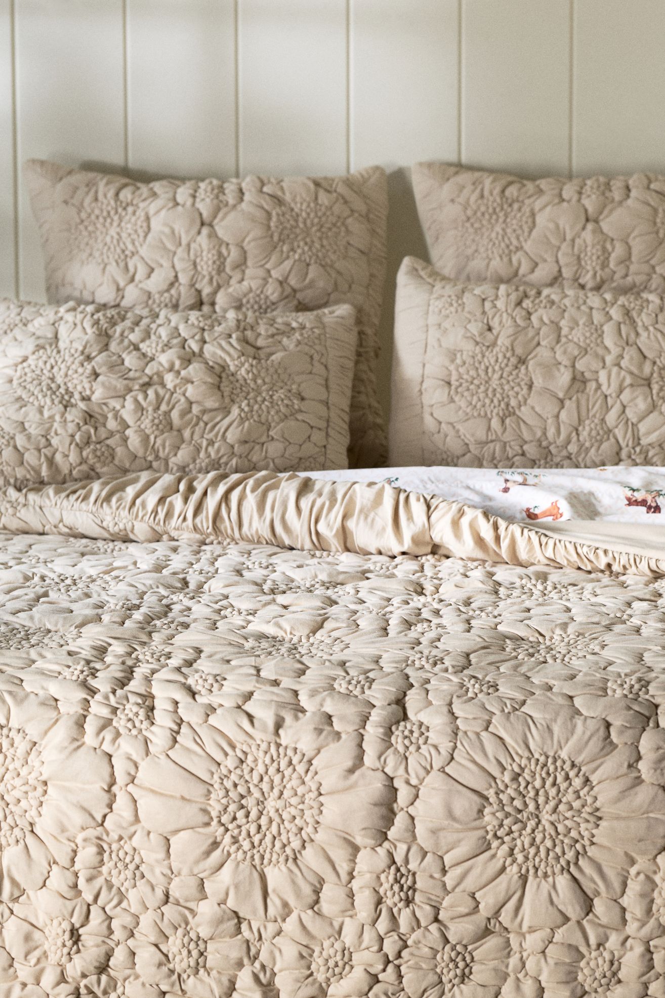 Dahlia 100% Cotton Jersey Floral Quilt - French Oak, King